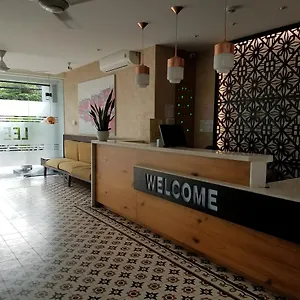 Lee Hotel *