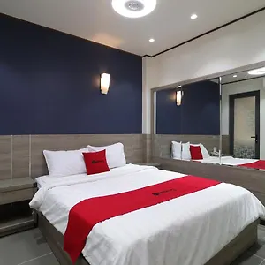 Hotel Reddoorz Plus & Cloud 9 Quang Trung 2*