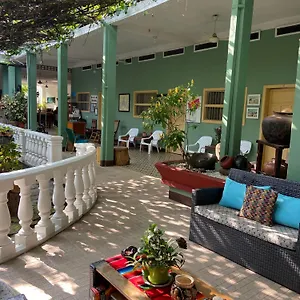 De Las Palmas Hotel *