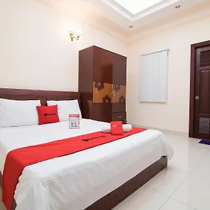 Reddoorz Near Pico Plaza Cong Hoa Guest house 2*