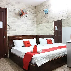 Reddoorz @ Cong Hoa Street Hotel